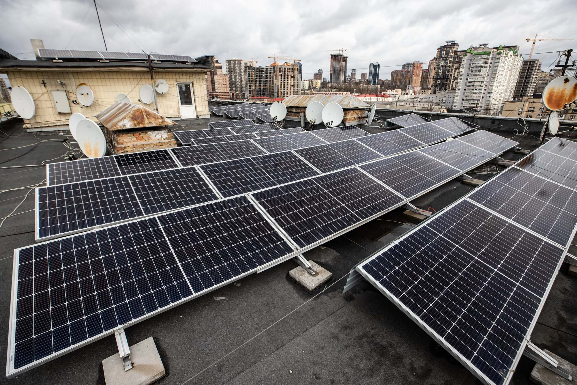 Systèmes hybrides : une combinaison de panneaux solaires et de batteries